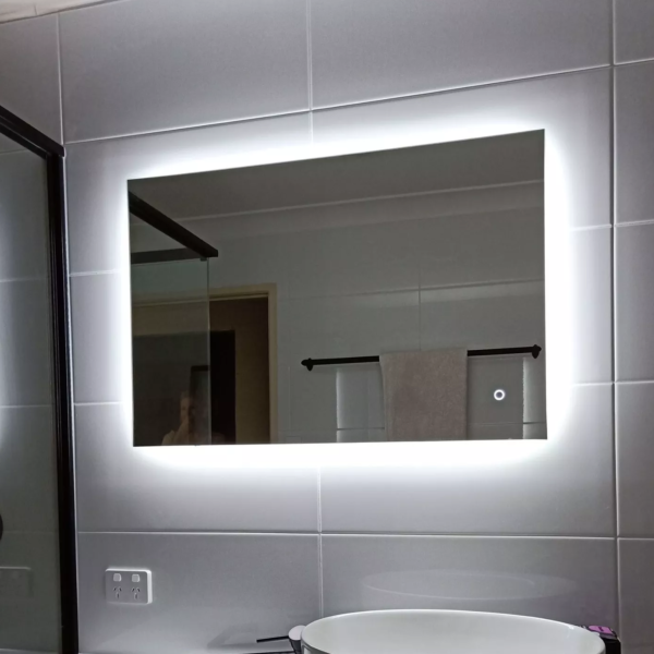 j-08-cermin-kaca-led-90x50-gs1.png Classica Italiano cermin kamar mandi LED 90x50 kotak teknologi sentuh